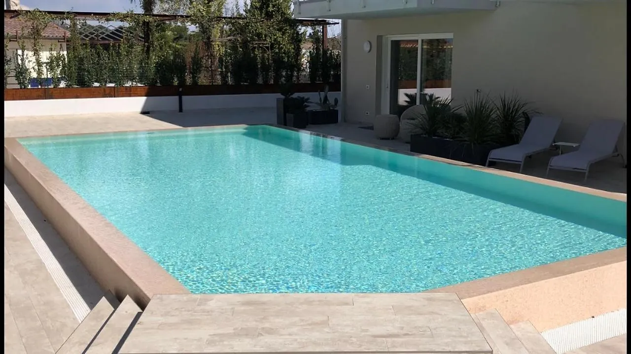 *Central Lakeside Apt*Swimming Pool & Free Parking Peschiera del Garda Appartement